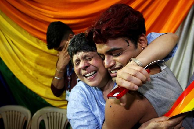 Ativistas da comunidade LGBT se reúnem em uma ONG em Mumbai para comemorar a decisão da Suprema Corte da Índia que descriminaliza as relações homossexuais - 06/09/2018 Ativistas da comunidade LGBT se reúnem em uma ONG em Mumbai para comemorar a decisão da Suprema Corte da Índia que descriminaliza as relações homossexuais - 06/09/2018