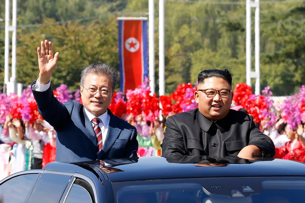 Kim Jong Un, Líder Norte-coreano e o Moon Jae-in, Presidente da Coreia do Sul acenam para os cidadãos de Pyongyang - 18/09/2018