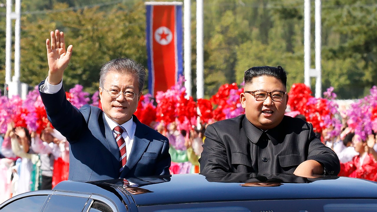Kim Jong Un, Líder Norte-coreano e o Moon Jae-in, Presidente da Coreia do Sul acenam para os cidadãos de Pyongyang - 18/09/2018