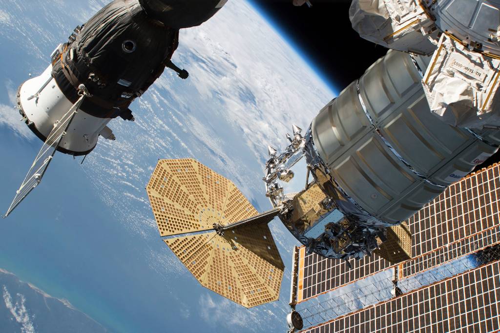 Um vazamento de ar no casco da nave russa Soyuz MS-09, que está acoplada à Estação Espacial Internacional, gerou atritos em 2018. Moscou afirmou inicialmente que incidente foi causado por sabotagem, mas depois atribuiu o vazamento a um erro humano – 05/09/2018