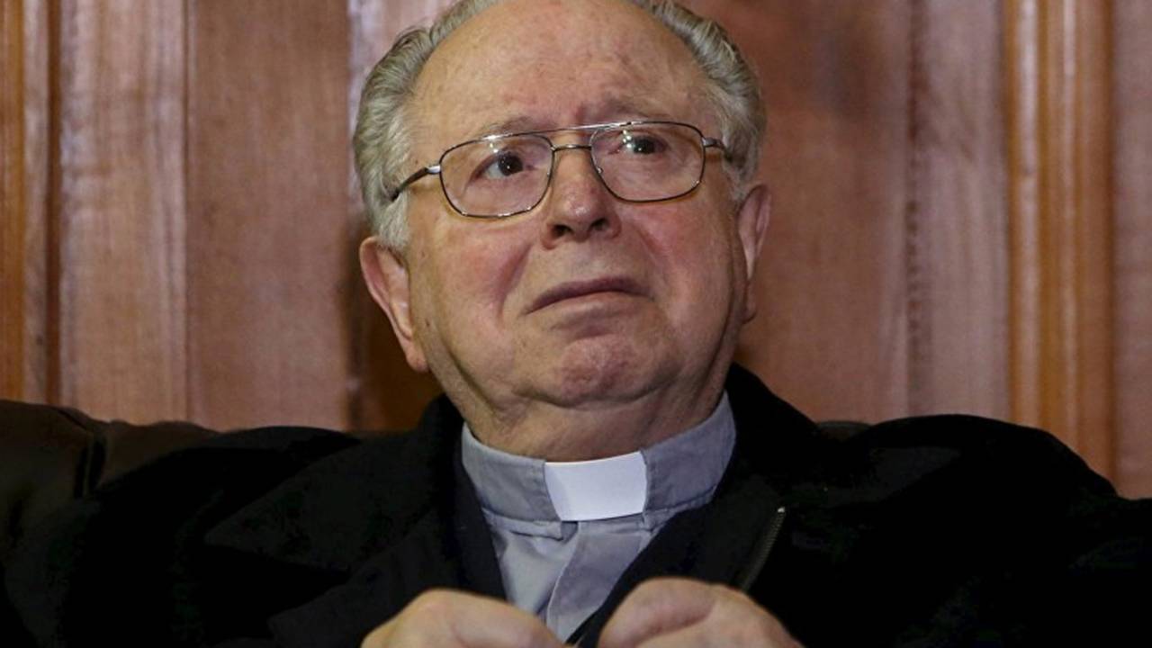 Papa expulsa do sacerdócio padre que cometeu abuso sexual no Chile | VEJA