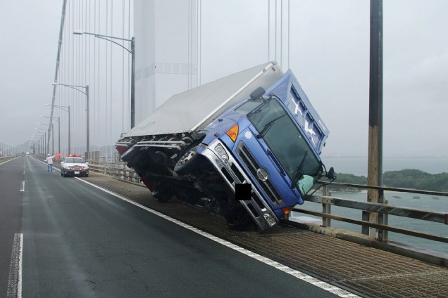 Caminhão fica tombado após ser atingido por fortes ventos causados pelo tufão Jebi na ponte Seto Ohashi em Sakade, província de Kagawa, na ilha de Shikoku no Japão - 04/09/2018