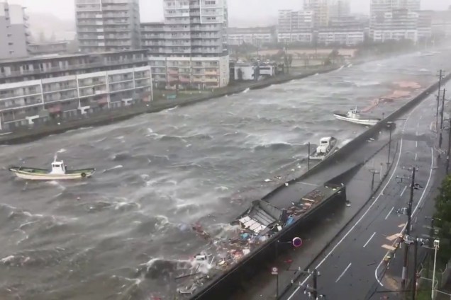 Os barcos flutuam junto com destroços durante a passagem do tufão Jebi na cidade de Nishinomiya, prefeitura de Hyogo, no Japão - 04/09/2018