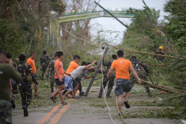 Equipes de resgate limpam uma estrada coberta de árvores e postes elétricos derrubados pelos fortes ventos do supertufão Mangkhut na província de Cagayan, ao norte de Manila nas Filipinas - 15/09/2018