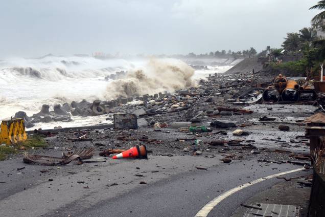 Escombros ocupam o trecho de uma estrada no município de Taitung, leste de Taiwan, enquanto o tufão Mangkhut se aproxima do sul do país - 15/09/2018