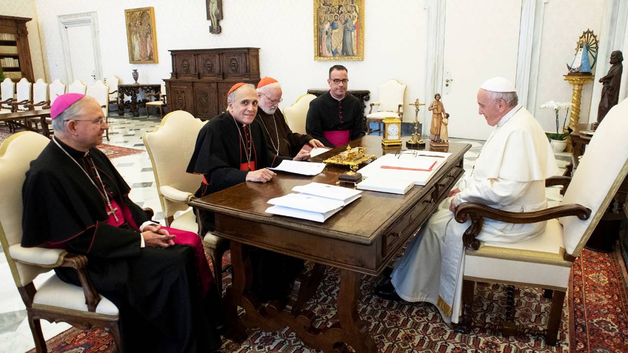 Vaticano confirma ter diretriz secreta para lidar com padre que tem filho |  VEJA