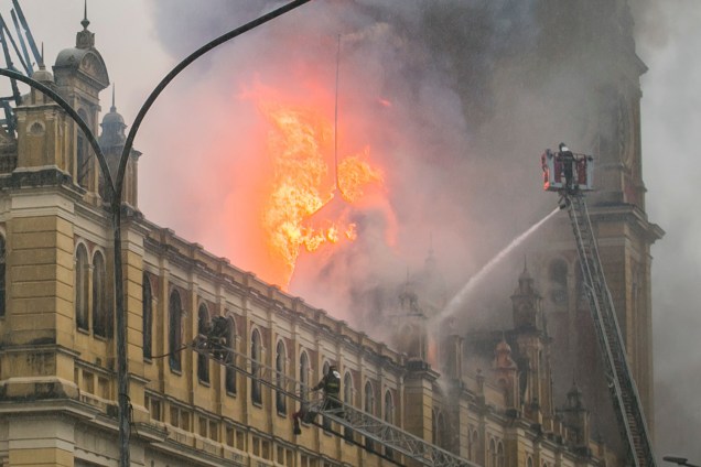 Incêndio destrói Museu da Língua Portuguesa, no histórico edifício da Estação da Luz, no Bairro da Luz, em São Paulo - 21/12/2015