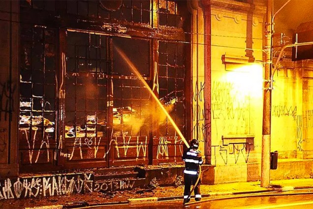 Bombeiro trabalha para controlar as chamas do incêndio no Centro Cultural Liceu de Artes e Ofícios, em São Paulo - 04/02/2014
