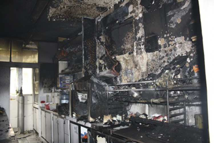Laboratório do Centro de Ciências da Saúde da UFRJ após o incêndio de 10/12/2014