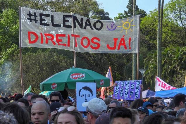 Protesto contra o candidato à presidência da República pelo PSL, Jair Bolsonaro no Parque Farroupilha (Redenção), em Porto Alegre - 29/09/2018