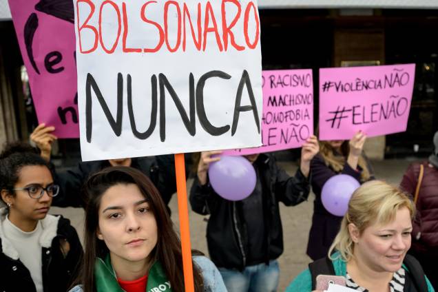 Manifestantes protestam contra o presidenciável Jair Bolsonaro em Santiago, Chile - 29/09/2018