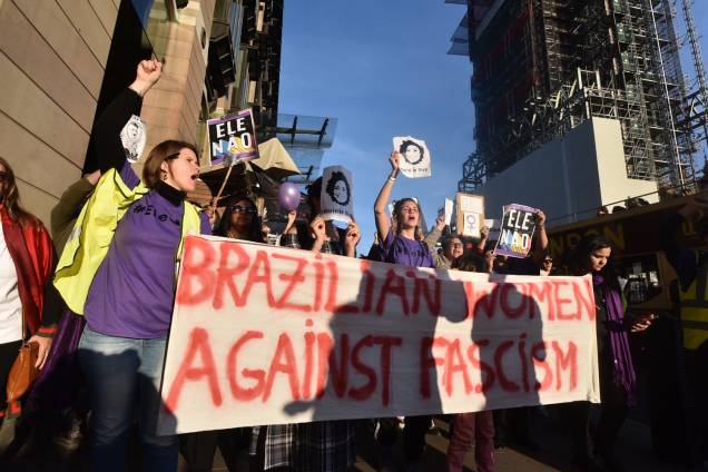 Mulheres se reúnem para a marcha Mulheres contra Jair Bolsonaro em Westminster, Londres - 29/09/2018