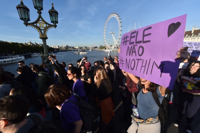 Mulheres se reúnem para a marcha Mulheres contra Jair Bolsonaro em Westminster, Londres - 29/09/2018