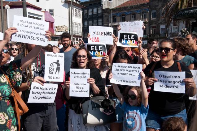Manifestantes participam do ato Mulheres Contra Jair Bolsonaro, em Porto, Portugal - 29/09/2018