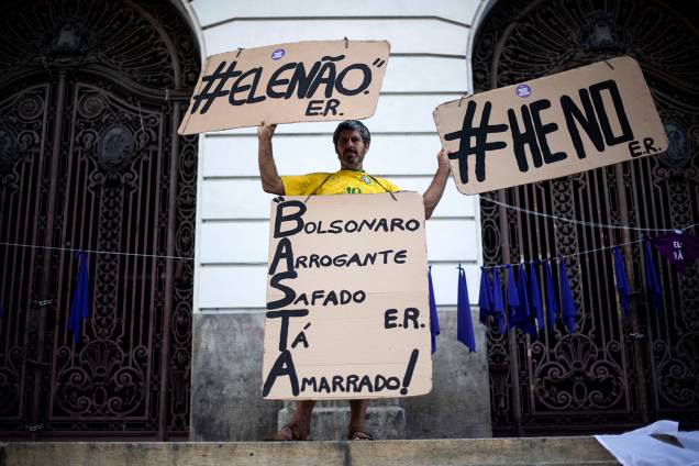 Manifestantes participam de ato contra Jair  Bolsonaro na praça da Cinelândia, Rio de Janeiro - 29/09/2018