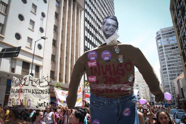 Protesto contra o candidato a Presidencia Jair Bolsonaro (PSL) é realizado no centro de Campinas, interior de São Paulo - 29/09/2018