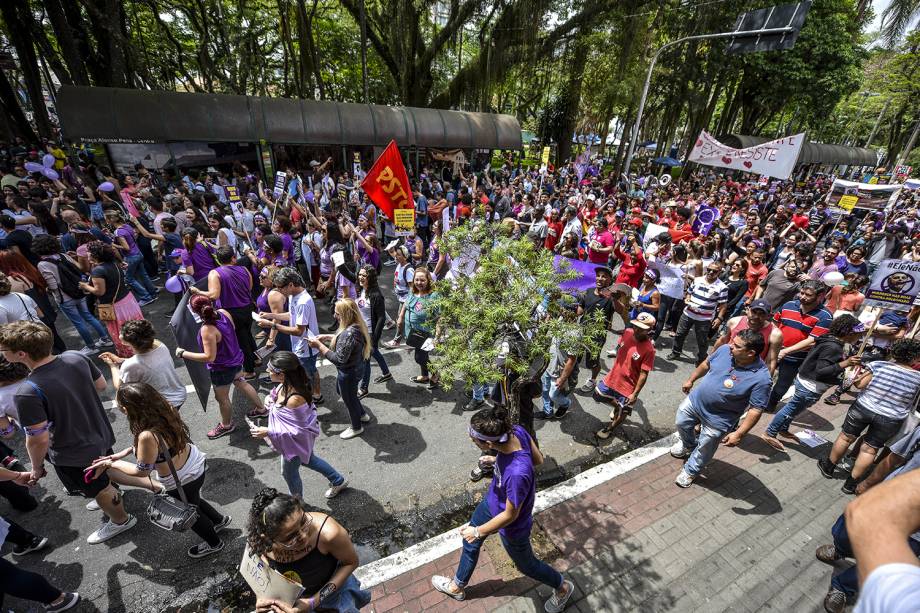 Protesto contra o presidenciável Jair Bolsonaro (PSL) na praça Afonso Pena, no centro de São José dos Campos, em São Paulo - 29/09/2018