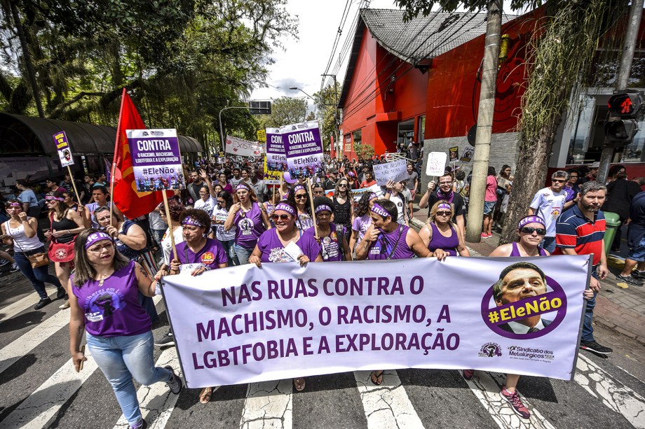 Protesto contra o presidenciável Jair Bolsonaro (PSL) na praça Afonso Pena, no centro de São José dos Campos, em São Paulo - 29/09/2018
