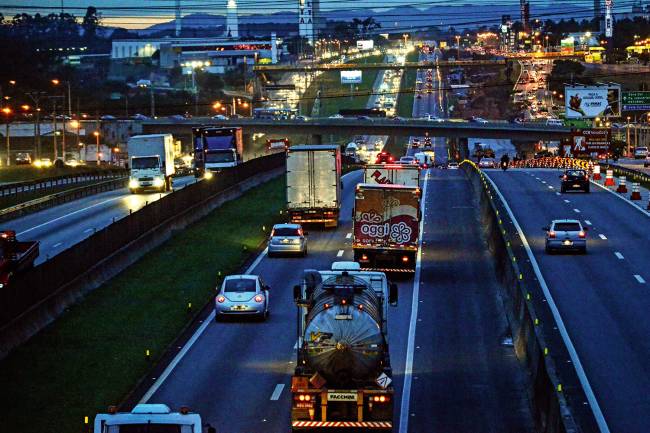 Efeito adverso - Movimento na Via Dutra: com o tabelamento, empresas estão criando as próprias frotas