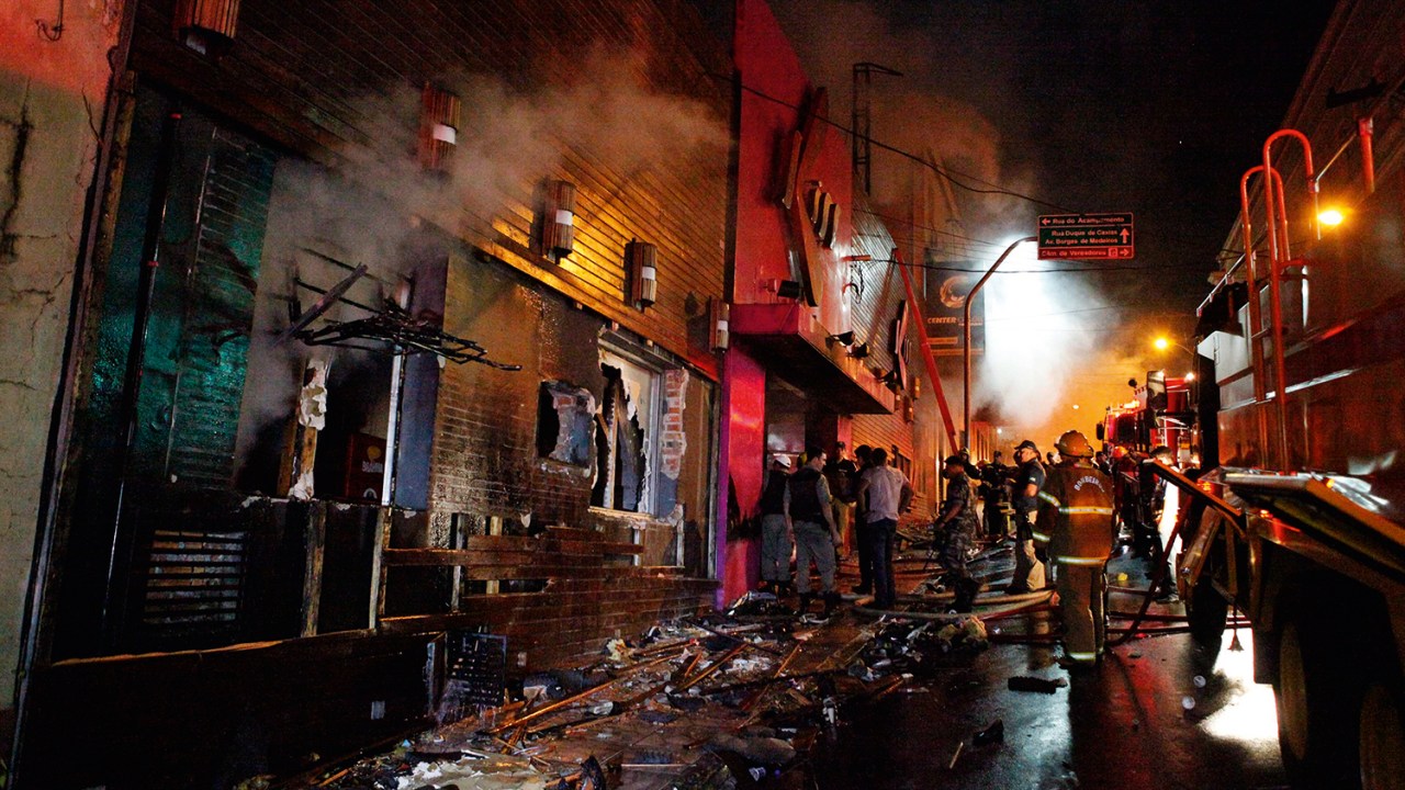 Escombros do incêndio ocorrido na Boate Kiss, em Santa Maria (RS), em 27 de janeiro de 2013