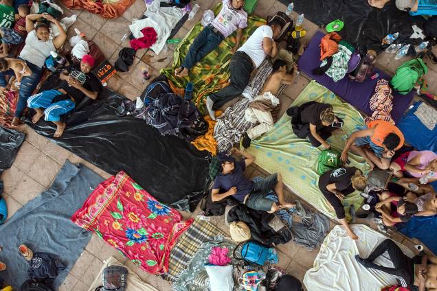 Imigrantes hondurenhos descansam na praça principal de Pijijiapan, estado de Chiapas, no México, durante a caravana de imigração para os EUA - 25/10/2018