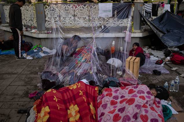 Imigrantes de marcham para os Estados Unidos improvisam um abrigo com plástico em uma praça na cidade mexicana de Tapachula - 22/10/2018