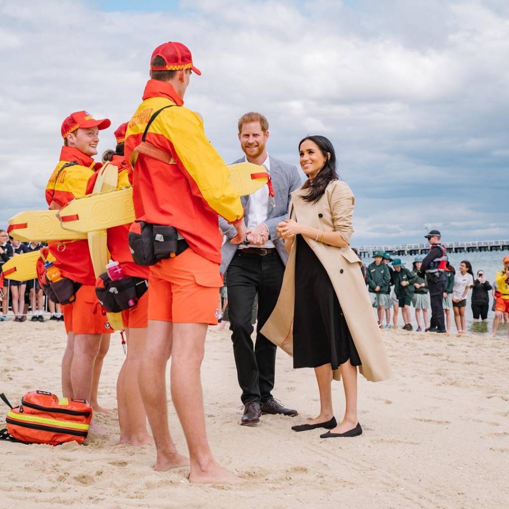 Meghan Markle e príncipe Harry conhecem salva-vidas na Austrália