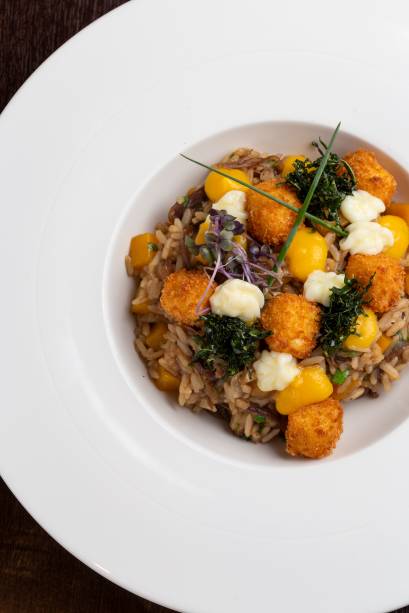 Quintal da Varjota serve Arroz de carne-seca e abóbora, cremoso, com cubos de queijo de coalho, no Menu Veja Comer & Beber Fortaleza