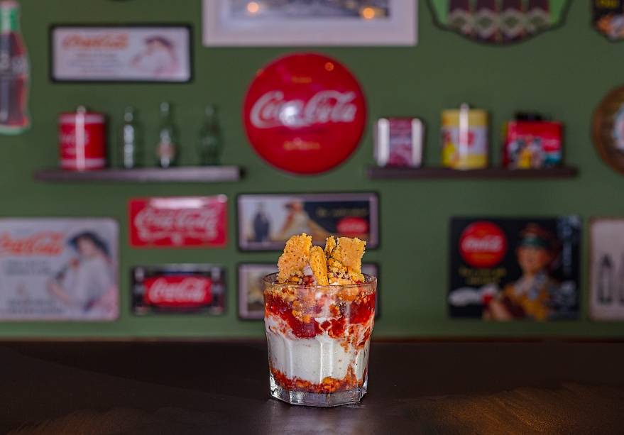 A sugestão do Barney's Burger para sobremesa é o sorvete de creme, biscoito crumble, redução e calda de morango