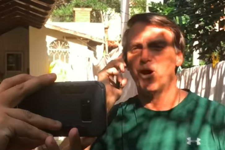 O candidato a Presidência Jair Bolsonaro participa por telefone das manifestações ocorridas neste domingo em várias cidades brasileiras