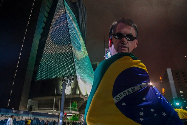 Apoiador do presidente Jair Bolsonaro, comemora a vitória nas eleições em frente ao prédio da FIESP, na Avenida Paulista - 28/10/2018