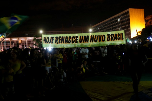 Apoiadores de Jair Bolsonaro estendem uma faixa em Brasília durante um ato após a apuração dos votos - 28/10/2018