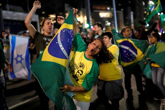 Apoiadores de Jair Bolsonaro (PSL) comemoram a vitória nas eleições em um ato na Avenida Paulista - 28/10/2018