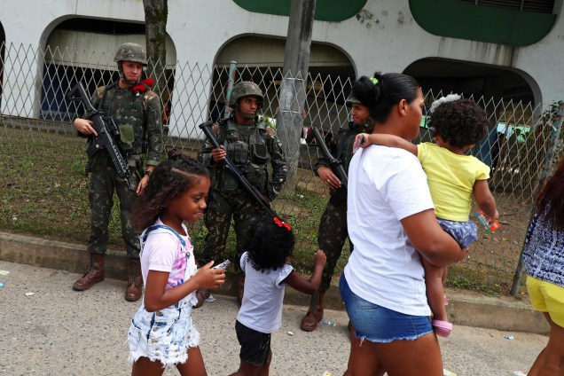 Soldados fazem a segurança de uma seção eleitoral durante votação no Rio de Janeiro - 07/10/2018