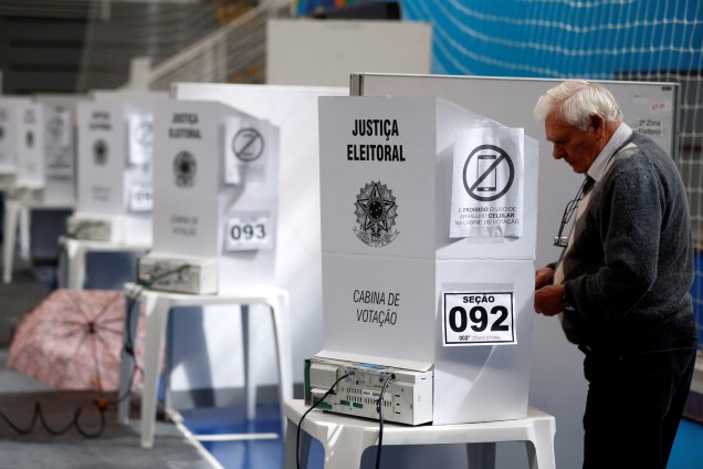 Eleitor registra seu voto em uma seção eleitoral em Curitiba, no Paraná - 07/10/2018