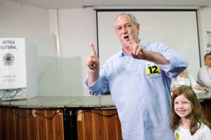 Ciro Gomes vota em Fortaleza