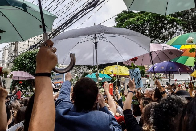 Eleitores aguardam com livros e flores nas mãos a chegada de Fernando Haddad em frente ao seu local de votação no bairro de Moema, em São Paulo - 28/10/2018