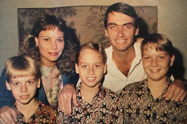Jair Bolsonaro com sua ex-esposa Rogéria Nantes Nunes Braga, e os três filhos do casal: Eduardo, Carlos e Flávio