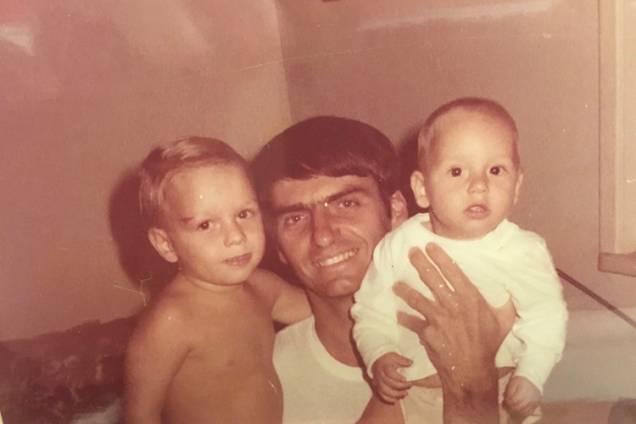 Jair Bolsonaro com seus filhos Flávio e Carlos