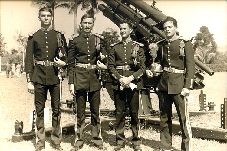 Na década de 70, Bolsonaro deixou o interior paulista para ingressar na Escola Preparatória de Cadetes do Exército, no Rio.