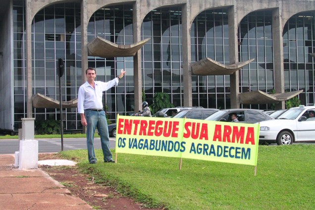 Jair Bolsonaro coloca faixa de protesto em frente ao Palácio da Justiça, em Brasília (DF), nos anos 2000