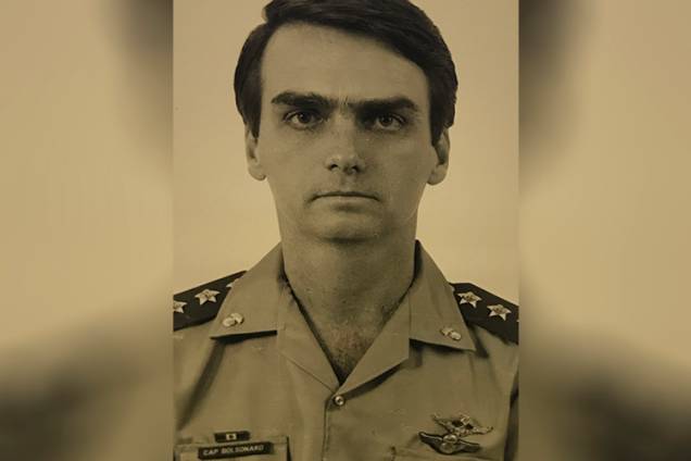 Entre 1979 e 1981, serviu na cidade de Nioque, no Mato Grosso do Sul. Chegou à patente de capitão, posição intermediária no Exército.