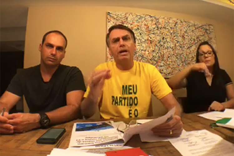 Jair Bolsonaro (PSL), candidato à Presidência da República, realiza live nas redes sociais - 18/10/2018