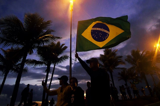Apoiadores de Jair Bolsonaro são vistos na frente da casa do presidenciável, no Rio de Janeiro (RJ) - 28/10/2018