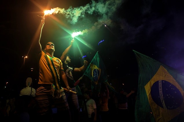 Apoiadores de Jair Bolsonaro (PSL), comemoram no Rio de Janeiro (RJ), após a vitória sobre Fernando Haddad (PT) no segundo turno das eleições - 28/10/2018