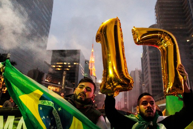 Manifestantes comemoram a vitória de Jair Bolsonaro (PSL) sobre Fernando Haddad (PT), no segundo turno das eleições, em São Paulo (SP) - 28/10/2018