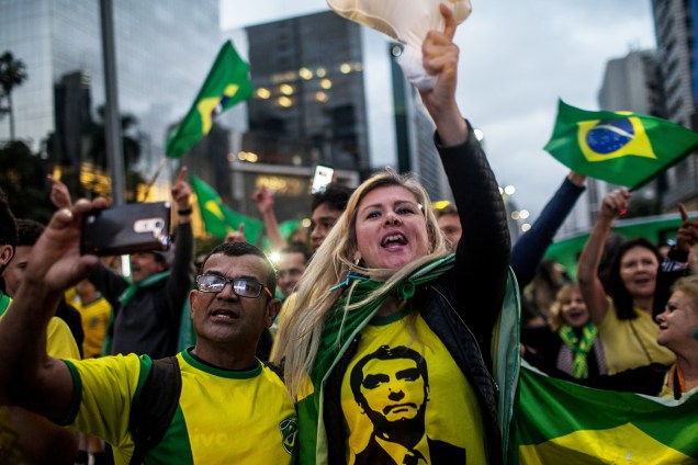 Apoiadores de Jair Bolsonaro (PSL) comemoram após a vitória do presidenciável no segundo turno, na Avenida Paulista, em São Paulo - 28/10/2018