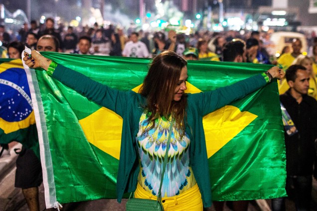 Apoiadores de Jair Bolsonaro (PSL) comemoram após a vitória do presidenciável no segundo turno, na Avenida Paulista, em São Paulo - 28/10/2018