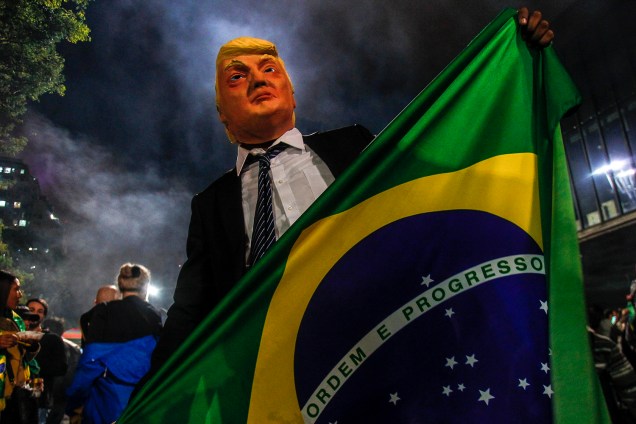 Manifestante é visto com máscara do presidente americano Donald Trump, durante comemoração da vitória de Jair Bolsonaro ao cargo de presidente da República, em São Paulo (SP) - 28/10/2018
