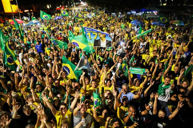 Apoiadores de Jair Bolsonaro (PSL) comemoram a vitória do presidenciável ao cargo de presidente da República, nos arredores do Congresso Nacional, em Brasília (DF) - 28/10/2018